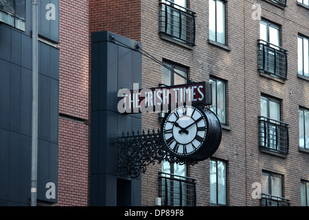 L Irish Times orologio sulla sede a Dublino Foto Stock