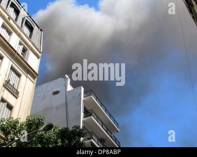 Buenos Aires, Buenos Aires, Argentina. 8 Gen, 2014. Il fumo deriva da un repository di mobili come esso brucia nel quartiere di Abasto a Buenos Aires. Il fuoco non lasciano alcun ferito ed era controllata dai vigili del fuoco dopo 3 ore. Credito: Patricio Murphy/ZUMAPRESS.com/Alamy Live News Foto Stock