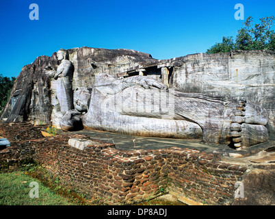 Sri Lanka, antica città di Polonnaruwa, enormi statue di Buddha scolpita dalla parete di roccia a Gal Viharaya tempio di roccia Foto Stock