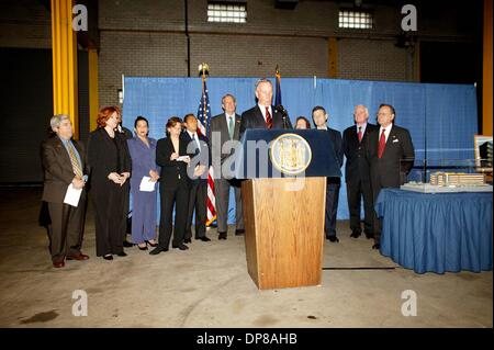 Apr. 24, 2006 - New York New York, Stati Uniti - U.F.T. Presidente Randi Weingarten assiste una bolletta firma con il governatore dello stato di N.Y. George Pataki N.Y. Il sindaco Michael Bloomberg e altri eletto per la costruzione della scuola .04-24-2006.K47596BC. / 2006 (credito Immagine: © Bruce Cotler/Globe foto/ZUMAPRESS.com) Foto Stock