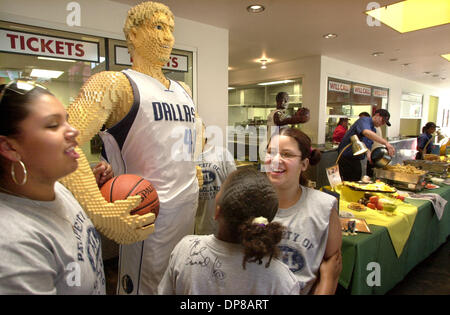 (Pubblicato il 21/05/2003, NI-10; NC-10) a Legoland è di nuovo Upper Deck Sports Cafe bambini da Maggiore San Diego Giochi Inner-City conoscere da vicino la vita dimensioni Lego figura di Dallas Mavericks' sette metri di altezza Dirk Nowitzki. I.D. sul 3 bambini, LtoR: MONIQUE PEREZ, JANELLE TURMAN (torna alla telecamera), e KAYLA JENKINS. U/T foto CHARLIE NEUMAN Foto Stock