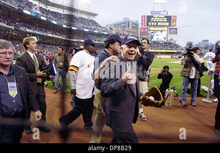 (Pubblicato il 04/09/2004, Petco Park Grand Opening speciale sezione, pagina 3, UTS1800617) ex presidente Jimmy Carter dà il pollice in su segnale ai tifosi. UT foto di Charlie Neuman Foto Stock