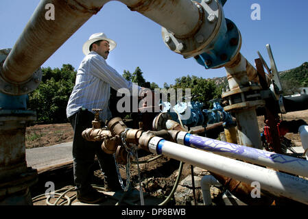 (Pubblicato il 6/14/2006, NI-1) 12 giugno 2006, Escondido California. JOSE VELASQUES, operaio per S&S Grove Management in Escondido, irrigati i frutteti avacado lunedì. Credito: Foto di Don Kohlbauer/ San Diego Union Tribune/ZumaPress.Copyright 2006 San Diego Union Tribune. Foto Stock