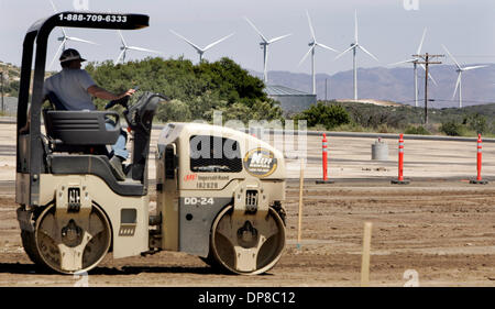(Pubblicato il 6/20/2006, B-2:C) Giugno 14, 2006, La Posta Prenotazione indiana, CALIFORNIA, STATI UNITI D'AMERICA a sinistra, NICK TOFT utilizza un rullo per compattare il suolo che diventerà un parcheggio per il nuovo casinò. Sullo sfondo sono le turbine eoliche appartenenti al campo di prenotazione indiana sulla sommità del Vertice di Tecate. Piccola La Posta tribù è la costruzione di quello che sarà il nono e il casinò più piccolo in c Foto Stock