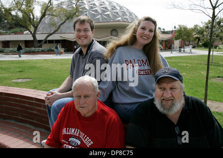 (Pubblicata il 4/7/2006, NC-1) CE palomar255005x001 4-4-2006 San Marcos, CA. Tre generazioni di Palomar College partecipanti, (dall'angolo in alto a sinistra, in senso orario) David Baumann (marito di Larissa), Larissa Baumann, (moglie), Ron Graf (padre di Larissa), e Danny Hoff (nonno di Larissa), sedersi al di fuori della palestra a Palomar College il martedì a San Marcos, CA.  EDUARDO CONTRERAS/San Diego Foto Stock