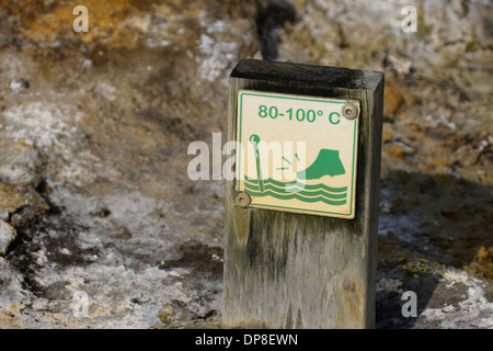 Avviso di segno il terreno è caldo a camminare su, dovuta all'attività geotermica, Gunnuhver, Islanda Foto Stock