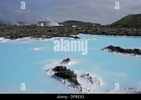 Svartsengi power station e la laguna blu (Blaa Loni∂), Grindavik, Islanda Foto Stock