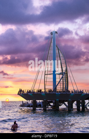 Scultura di vela al tramonto, Puerto Vallarta, Jalisco, Messico Foto Stock