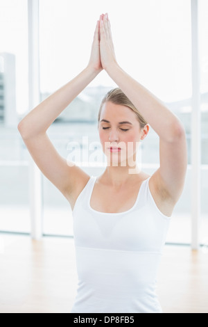 Montare rilassato donna facendo sessione di yoga Foto Stock