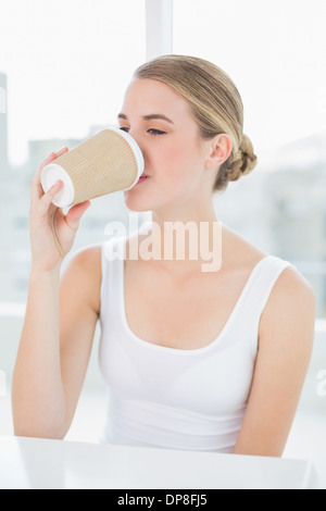 Carino donna bionda di bere il caffè Foto Stock