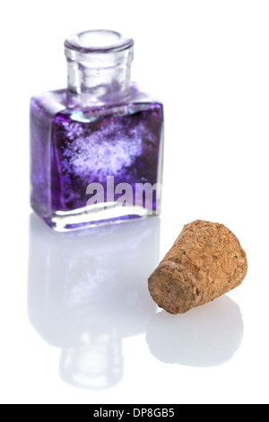 Vetro Antico inkwell con secchi inchiostro blu isolato su bianco Foto Stock