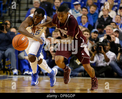 Lexington, Kentucky, Stati Uniti d'America. 8 Gen, 2014. Kentucky Wildcats guard Dominique Hawkins (25) ha tentato di passare la palla lontano dal Mississippi State Bulldogs guard Fred Thomas (1) come # 14 Kentucky ha sconfitto la Mississippi State 85-63 mercoledì 8 gennaio 2014 in Lexington , Ky. Foto di Mark Cornelison | Credito personale: Lexington Herald-Leader/ZUMAPRESS.com/Alamy Live News Foto Stock