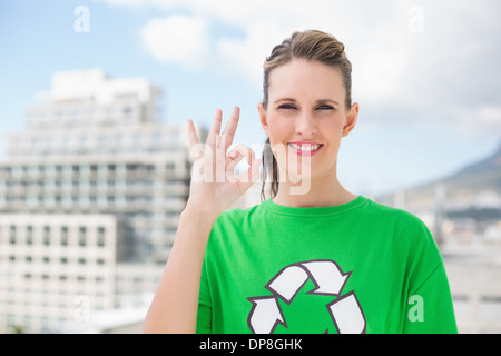 Allegro attivista ambientale facendo bene gesto Foto Stock