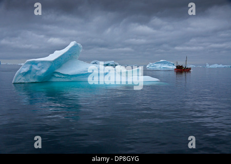 I turisti in barca da pesca tra gli iceberg nella baia di Disko, Ilulissat Foto Stock