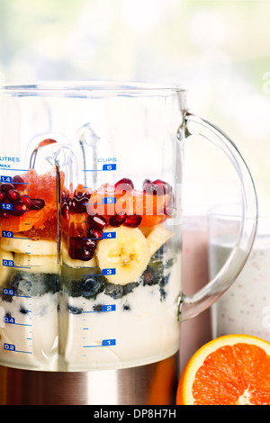 Vista dettagliata del frullato sano gli ingredienti nel frullatore con frutta fresca Foto Stock