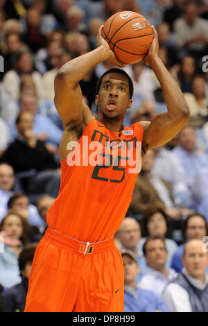 Chapel Hill, NC, Stati Uniti d'America. 8 Gen, 2014. 8 gennaio 2014: Miami (Fl) uragani guard Garrius Adams #25 durante il NCAA pallacanestro tra il North Carolina Tar Heels e Miami (Fl) uragani al Dean E. Smith Center, Chapel Hill, NC. Credito: csm/Alamy Live News Foto Stock