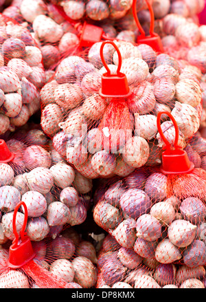 Molti cipolla rossa con red net nel marketplace. Foto Stock