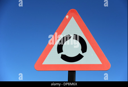 British road triangolo segno raffigurante una rotonda UK Foto Stock