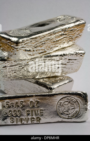 Stampigliato silver bullion bars - versata lingotti Foto Stock