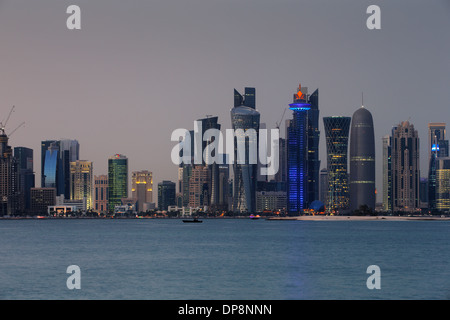 Doha, Qatar a sera è una città bellissima skyline di impressionante architettura contemporanea Foto Stock