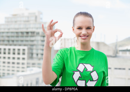 Piuttosto naturale attivista ambientale facendo bene gesto Foto Stock