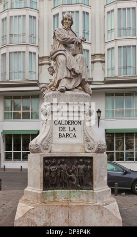 Monumento a Pedro Calderon de la Barca, un Drammaturgo, poeta e scrittore spagnola della Golden Age. Madrin, Spagna Foto Stock