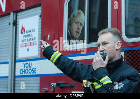 Clerkenwell la stazione dei vigili del fuoco di Londra, Regno Unito. 9 gennaio, 2014. Un vigile del fuoco gli indirizzi di colleghi e sostenitori come Clerkenwell la stazione dei vigili del fuoco chiude le sue porte per l'ultima volta. Clerkenwell, ha detto di essere la più antica stazione di fuoco nel Regno Unito, è stato destinato per la chiusura di impianti come pure 9 altre stazioni nella capitale, da tagli imposti dal sindaco di Londra Boris Johnson. Credito: Lee Thomas/Alamy Live News Foto Stock