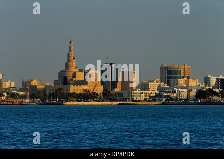 Doha, Qatar - Al Fanar edificio. Questo è ora un centro culturale islamico situato nel cuore di Doha Foto Stock
