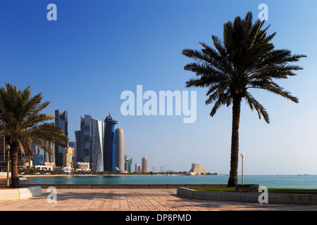 Doha, Qatar: Lo skyline di West Bay come si vede dalla Corniche Foto Stock