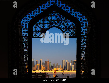 Doha, Qatar: West Bay skyline della città come visto dalla Grande Moschea Doha Foto Stock