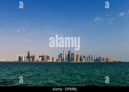Doha, Qatar: West Bay skyline della città come visto dalla Grande Moschea Doha Foto Stock