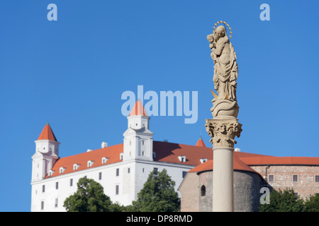 Statua presso la chiesa dei Cappuccini con il castello di Bratislava in background, Bratislava, Slovacchia Foto Stock