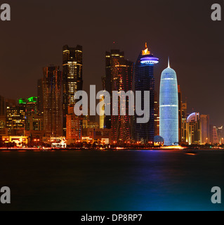 Doha, Qatar a sera è una città bellissima skyline di impressionante architettura contemporanea Foto Stock