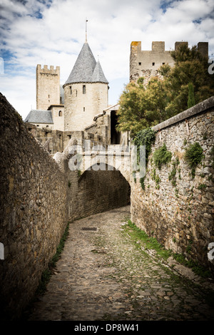 Carcassonne, Francia, Europa. Antiche strade lastricate all'interno della bellissima città medievale di pareti. Foto Stock