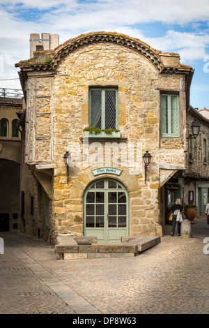 Carcassonne. In Francia, in Europa. Chez Saskia edificio nella bella e antica in pietra di piazza in ciottoli. Foto Stock