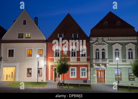 Piazza Radnicne al crepuscolo, Bardejov (Patrimonio Mondiale dell'UNESCO), la regione di Presov, Slovacchia Foto Stock