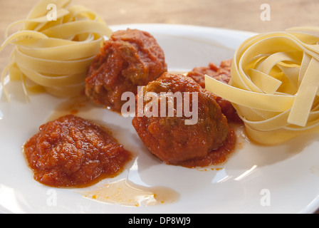Un tradizionale piatto italiano: tagliatelle con salsa di polpette di carne Foto Stock