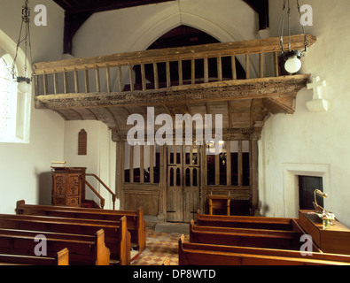 Fine del XV secolo (AD1495) intagliato e dipinto, rovere rood schermo e loft all'interno Eilian St è la Chiesa, Llaneilian, Anglesey. Foto Stock