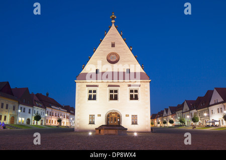 Museo di Saris in Piazza Radnicne al crepuscolo, Bardejov (Patrimonio Mondiale dell'UNESCO), la regione di Presov, Slovacchia Foto Stock