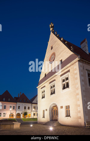 Museo di Saris in Piazza Radnicne al crepuscolo, Bardejov (Patrimonio Mondiale dell'UNESCO), la regione di Presov, Slovacchia Foto Stock