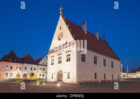 Museo di Saris in Piazza Radnicne al crepuscolo, Bardejov (Patrimonio Mondiale dell'UNESCO), la regione di Presov, Slovacchia Foto Stock