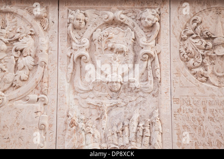 Dettaglio del bassorilievo su St Michael's Chapel, Kosice, Regione di Kosice, Slovacchia Foto Stock