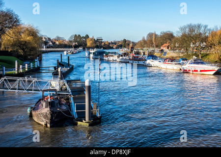 Barche sul Tamigi al Teddington Lock, Greater London, England, UK Foto Stock