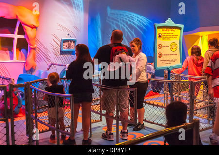 Gli ospiti del parco di attendere in linea presso il Gatto nel Cappello ride in Seuss in atterraggio a Isole di Avventura in Universal Studios Florida Foto Stock