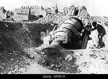 Una pistola di mortaio in Fort Seddil-Bahr in turco Gallipoli, occupata dagli inglesi e le truppe francesi, nel 1915. Impostare off dai colpi micidiali su Austrian erede al trono Franz Ferdinand da nazionalisti serbi il 28 giugno 1914 in Sarajevo, la prima guerra mondiale è scoppiata. Durante la I Guerra Mondiale, Germania, Austria, Austria-Ungheria come pure dopo la Turchia e la Bulgaria hanno combattuto contro la Gran Bretagna, la Francia e la Russia. Il triste risultato finale nel 1918 compresa approssimativamente 8,5 milioni di soldati uccisi in azione, più di 21 milioni di feriti e quasi 8 milioni di prigionieri di guerra e di persone scomparse. Foto Stock