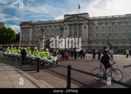 Motociclisti di polizia di fronte a Buckingham Palace di Londra England Regno Unito Regno Unito Foto Stock