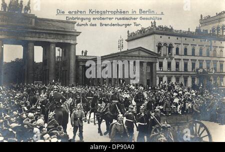 Una cartolina dalla I Guerra Mondiale rappresenta una parata militare dalle truppe tedesche attraverso la Porta di Brandeburgo a Berlino, settembre 1914. La scrittura si legge " Il primo trofei di guerra a Berlino. Trasferimento di conquistata pistole russo attraverso la Porta di Brandeburgo. Foto: Sammlung Sauer Foto Stock