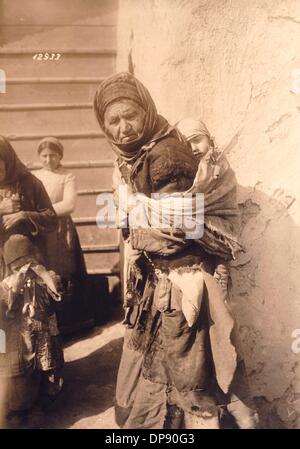 Rifugiati curdi dal Turkestan in abiti stracciati a Rostov-on-Don in Russia durante la prima guerra mondiale Data sconosciuta (intorno al 1915). Fotoarchiv für Zeitgeschichte Foto Stock