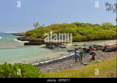 Granelli di tutte le dimensioni di coprire la spiaggia da Iles ilot Sancho, è una piccola isola deserta nel distretto di Savannah, Mauritius. Foto Stock