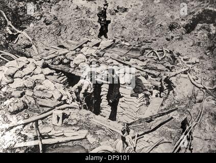 Soldati tedeschi in un cratere di miniera francese conquistato con sgabello vicino a Verdun intorno al 1916. La battaglia di Verdun fu scioccante dal 21 febbraio al 20 dicembre 1916 tra l'Impero tedesco e la Francia e divenne un simbolo della tragica infruttuosità della guerra statica. Fotoarchiv für Zeitgeschichte Foto Stock